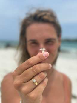 Vrouw toont een truffel tijdens truffelreis in Noord-Holland, omgeving Den Helder en 't Zand