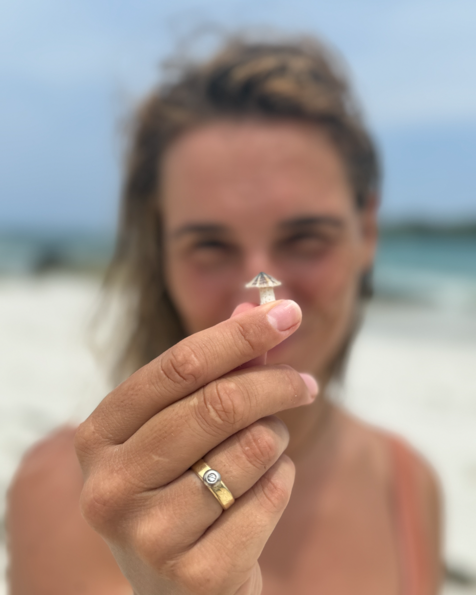 Vrouw toont een truffel tijdens truffelreis in Noord-Holland, omgeving Den Helder en 't Zand