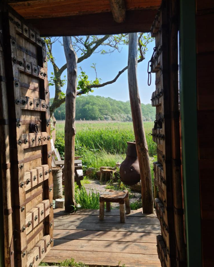 Uitzicht op natuur en stoel in zonlicht tijdens truffelceremonie in de omgeving van Callantsoog, Anna Paulowna en Huisduinen